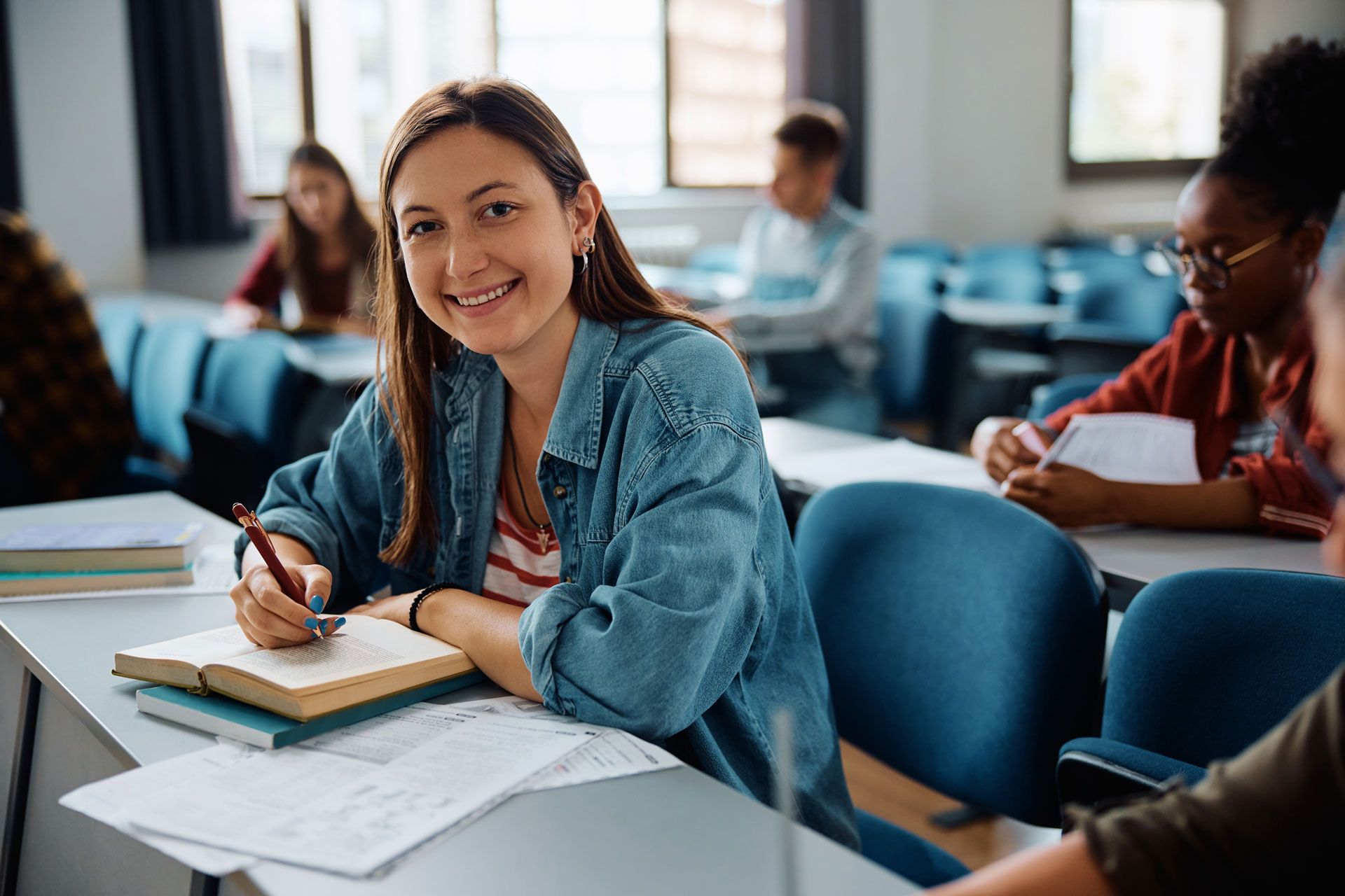 Brünette Frau die in einem Ausbildungskurs sitzt